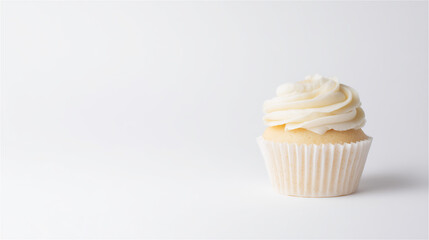 白いクリームが乗ったカップケーキ