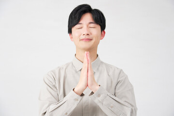 男性　合掌して祈る　20代　白背景