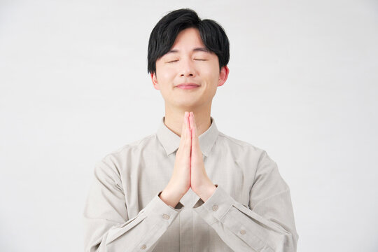 男性　合掌して祈る　20代　白背景