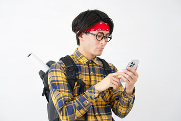 スマートフォンを使うアキバ系の男性　白背景