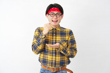 アキバ系の男性　ひらめく　白背景　カメラ目線