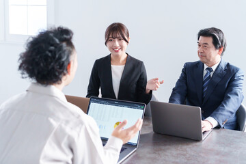 オフィスで会議するビジネスマン