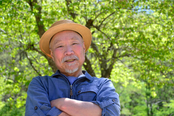 森林浴を楽しむ笑顔の髭老人
