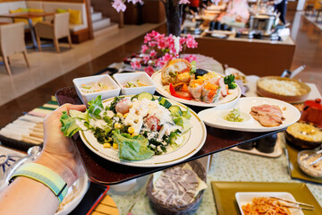 食べ放題ビュッフェ会場。
多くの食材が春の桜の花のディスプレイの下に置かれている。
富士山を一望できる展望レストランでお昼の食べ放題ビュッフェを食べる。
山梨県富士吉田市 - 2025
