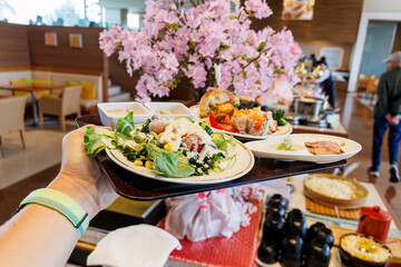 食べ放題ビュッフェ会場。
多くの食材が春の桜の花のディスプレイの下に置かれている。
富士山を一望できる展望レストランでお昼の食べ放題ビュッフェを食べる。
山梨県富士吉田市 - 2025
