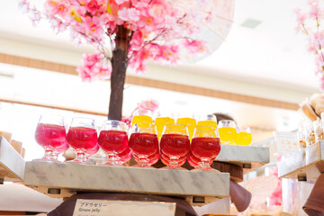 タルトやゼリーなど、スイーツも。
食べ放題ビュッフェ会場。
多くの食材が春の桜の花のディスプレイの下に置かれている。
富士山を一望できる展望レストランでお昼の食べ放題ビュッフェを食べる。
山梨県富士吉田市 - 2025
