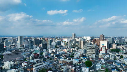 Fototapeta premium 現代都市と青空の空撮風景