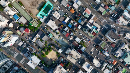 現代都市と道路の真俯瞰空撮風景