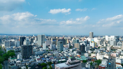 現代都市と青空の空撮風景