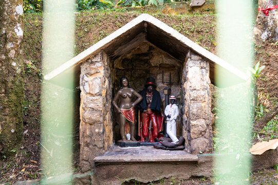 stone house statue exu pomba gira ze pilintra