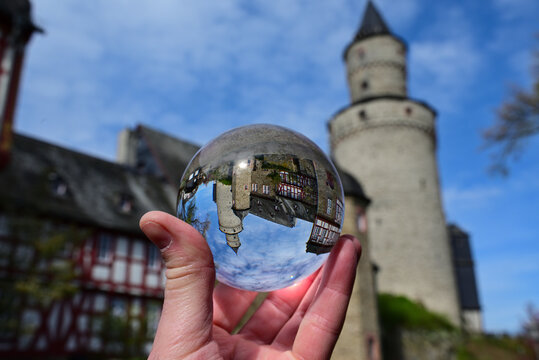 rathaus un hexenturm  in idstein durch lensball fotografiert