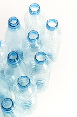 Botellas de plástico vacías sin tapas y sin etiquetas para reciclar. Separación desde el hogar. 