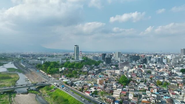 現代都市と青空の空撮風景