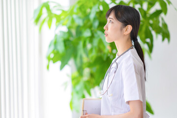 ファイルを持つ看護師