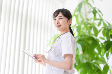 ファイルを持つ看護師