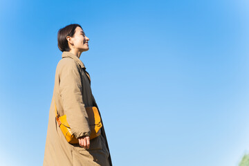 丘を歩く女性　ライフスタイルイメージ