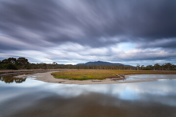 Sonnenuntergangsmagie über der Flussschleife und dem Mt. Maria, Maria Island in Tasmanien.
