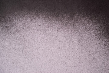 白背景に黒のスプレーペイント