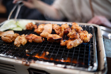 焼肉を楽しむ