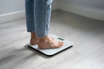 overweight woman using scales indoors weithloss concept femme en surpoids utilisant une balance à l'intérieur du bâtiment concept de perte de poids mujer con sobrepeso utilizando una báscula interior