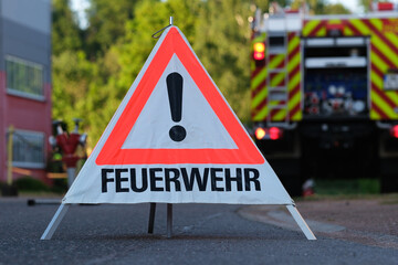 Feuerwehr, Warnschild an einer Einsatzstelle.