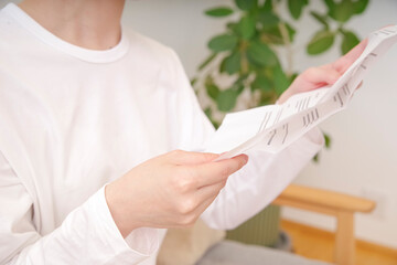 書類を見つめるアジア人女性