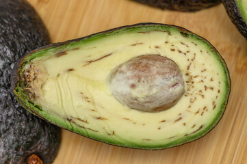 Zbliżenie na przekrój poprzeczny owocu awokado z duża pestka w środku  © Paweł Kacperek