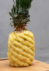 Owoce tropikalne, słodko-kwaśny ananas bez skóry, 