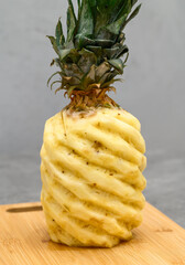 Slodki dojrzały ananas obrany ze skóry przygotowany do podania, słodki naturalny deser  © Paweł Kacperek