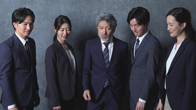 一致団結するビジネスマン