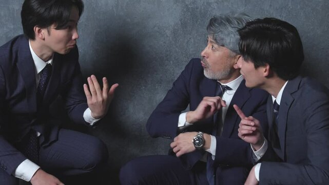 こそこそするビジネスマン達