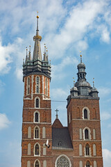 Außenansicht der beiden Türme der historischen Backsteinkirche St. Marien in Krakau, Polen