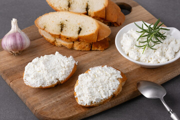 Garlic Bread Sandwiches with Cottage Cheese
