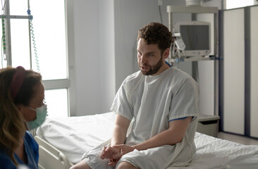 Patient describes symptoms to nurse in hospital room