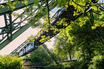 Eine Schwebebahn über dem Flussbett der Wupper in Elberfeld, Wuppertal, Deutschland