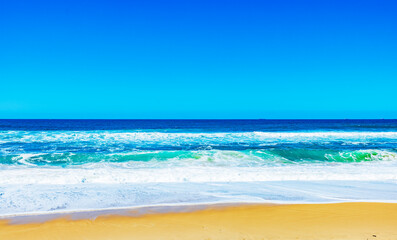 Brandung an einem wunderschönen Sandstrand i