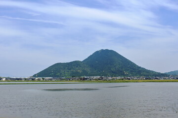 田植えの時期の三上山