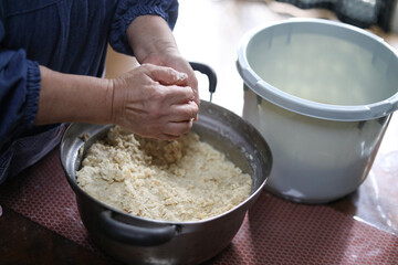 味噌作りをする女性