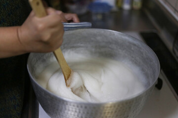 こんにゃくを作る女性
