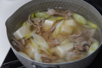 肉吸いを作る様子