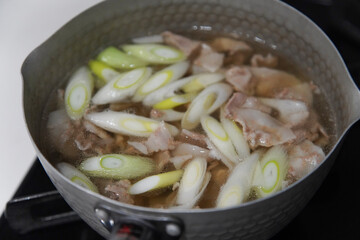肉吸いを作る様子