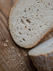 Aufgeschnittenes frisches helles Brot in Draufsicht