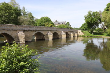Fototapeta premium Pont gothique sur la rivière le Loir, ville de Lavardin, département du Loir et Cher, France