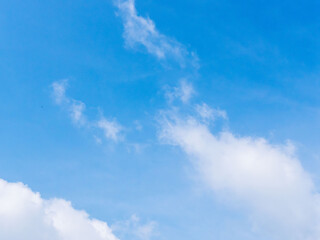 5月　昼の青空と雲100