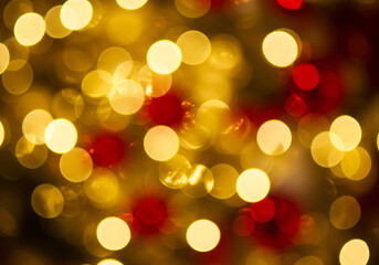 Obraz premium Festive Bokeh Golden and Crimson Lights in a Blurred Holiday Display