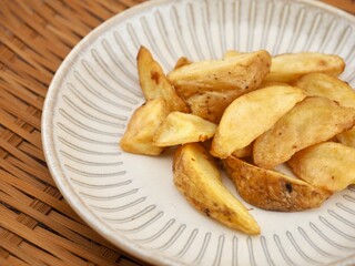 접시에 담긴  감자구이