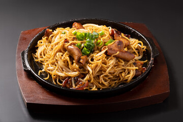 鉄板ホルモン焼きそば