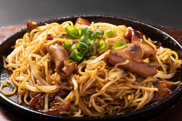 鉄板ホルモン焼きそば