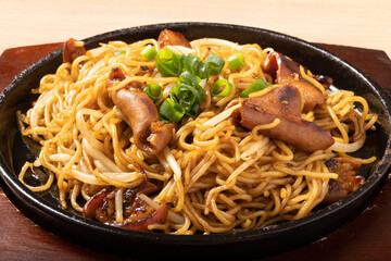 鉄板ホルモン焼きそば