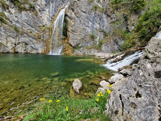 Wunderschöner Gebirgssee mit Wasserfall